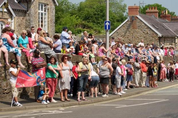 Milford Mercury: The crowd ready to welcome to torch at the top of Barn Street. Picture: Lisa Soar